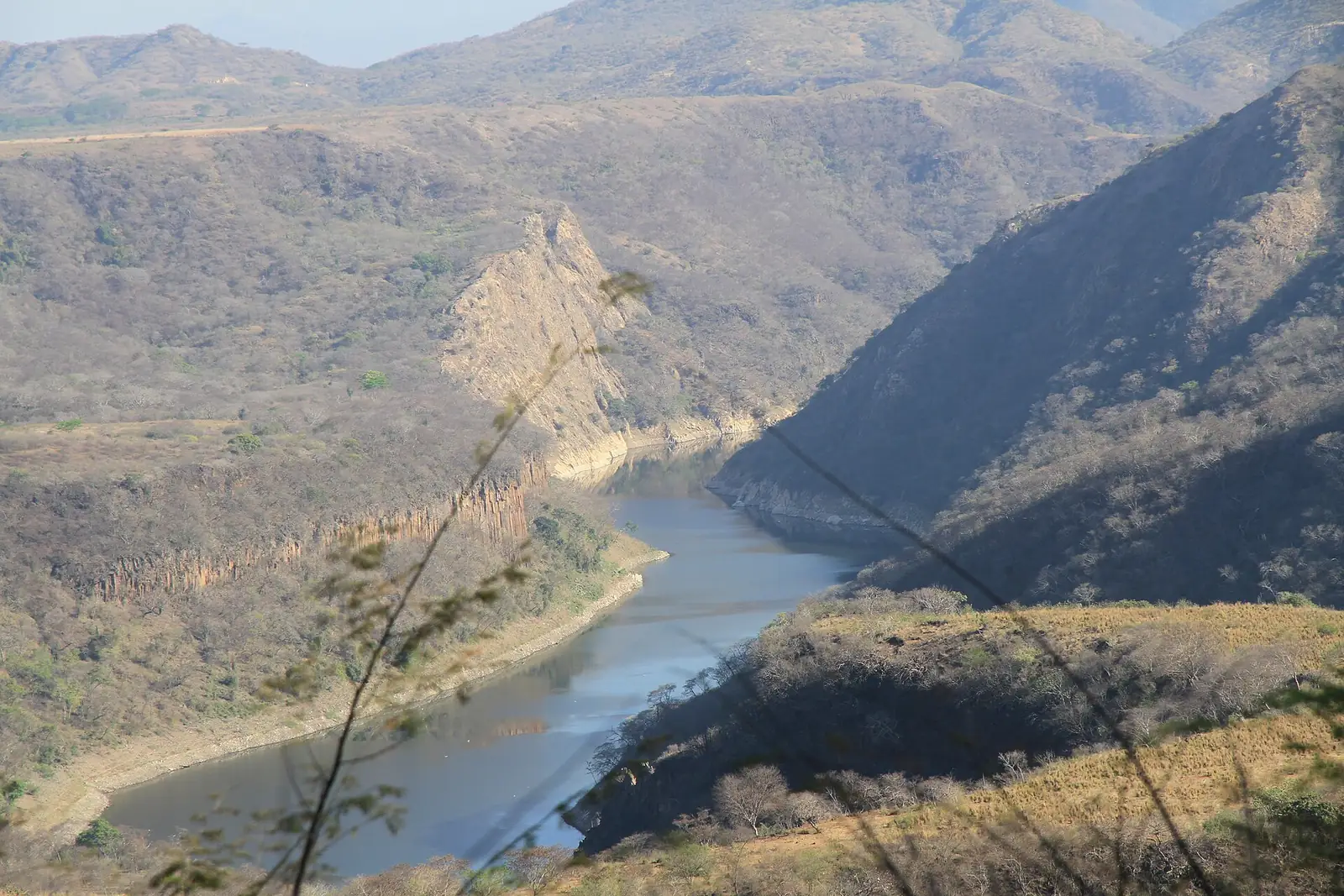 El embalse de la presa Aguamilpa, en la sierra de Del Nayar