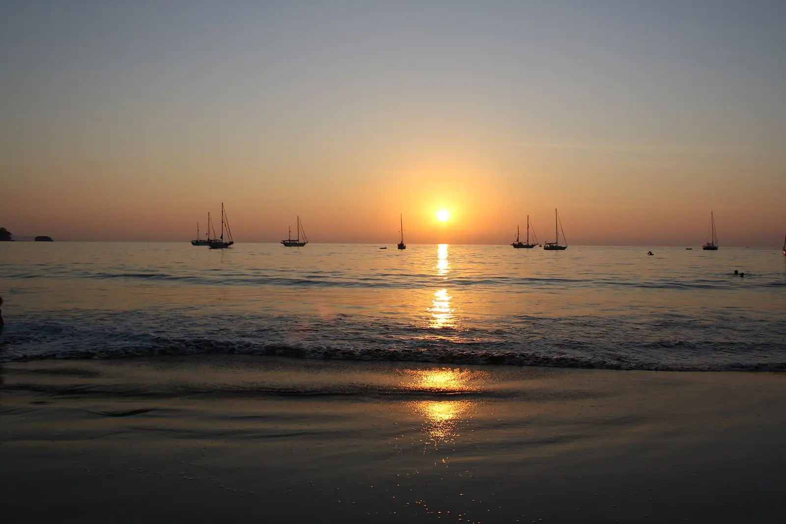 La bahía de Chacala, protegida y de oleaje suave