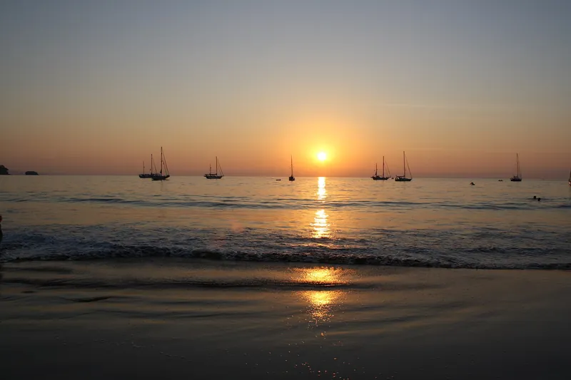 La bahía de Chacala, protegida y de oleaje suave