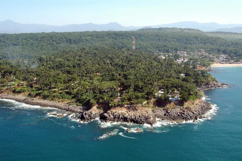El pueblo y la bahía vistos desde el aire