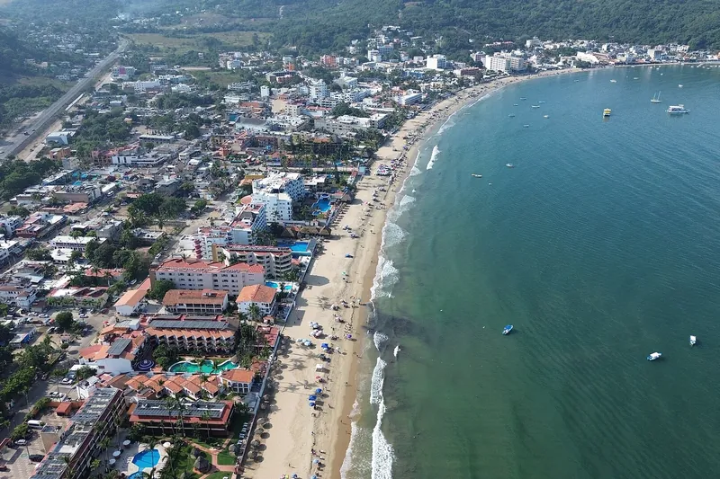 La bahía protegida, con la Isla del Coral al fondo