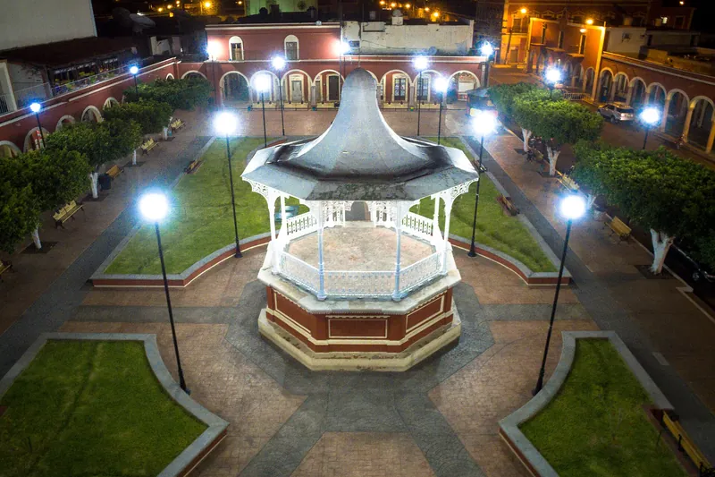 El quiosco y los portales de la plaza