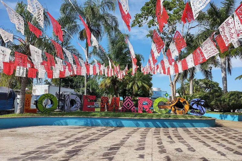 Las letras en la plaza del pueblo