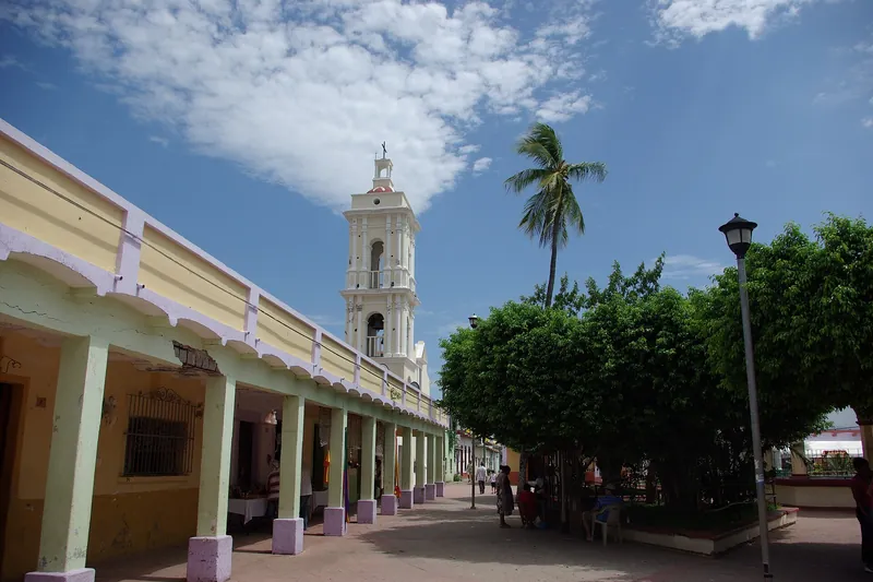 Los portales que rodean la plaza de la isla