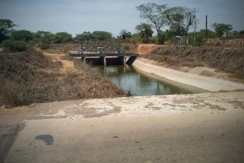 Canal de riego en la llanura de Ruíz