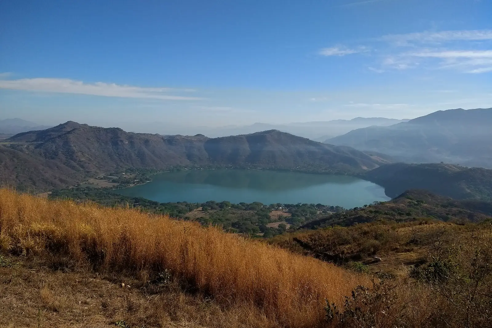 La laguna, en el interior de un cráter volcánico