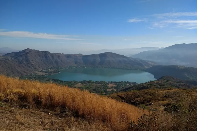 La laguna, en el interior de un cráter volcánico