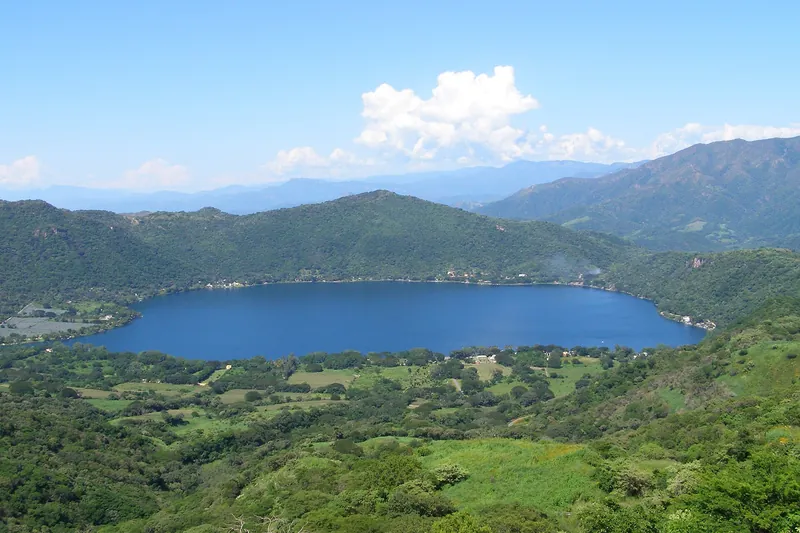 Las paredes del cráter, que caen a pico sobre el agua