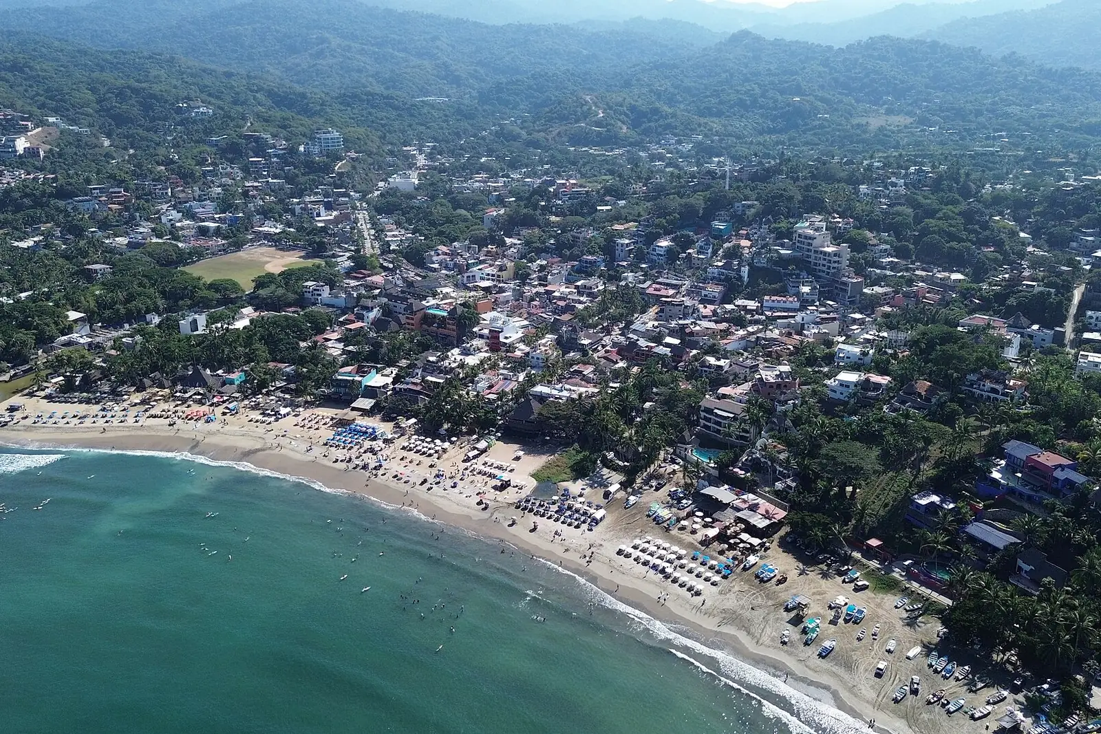 La playa principal de Sayulita desde el aire
