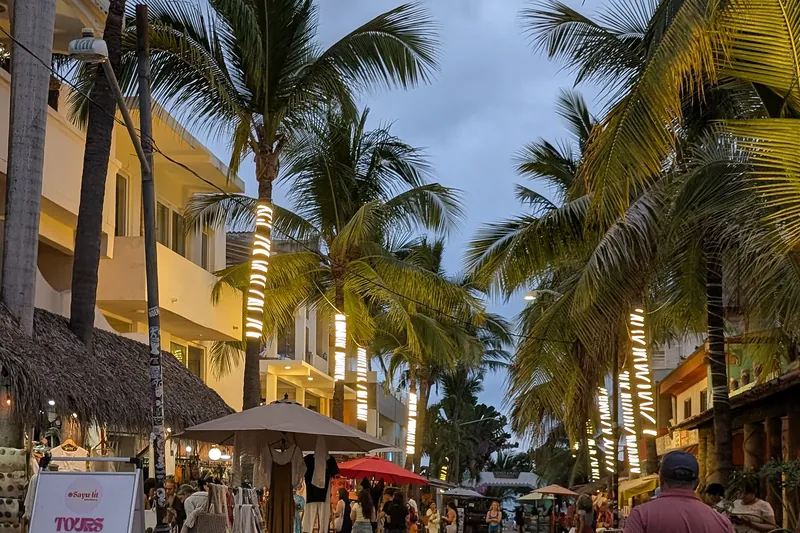El centro del pueblo, con sus calles de colores